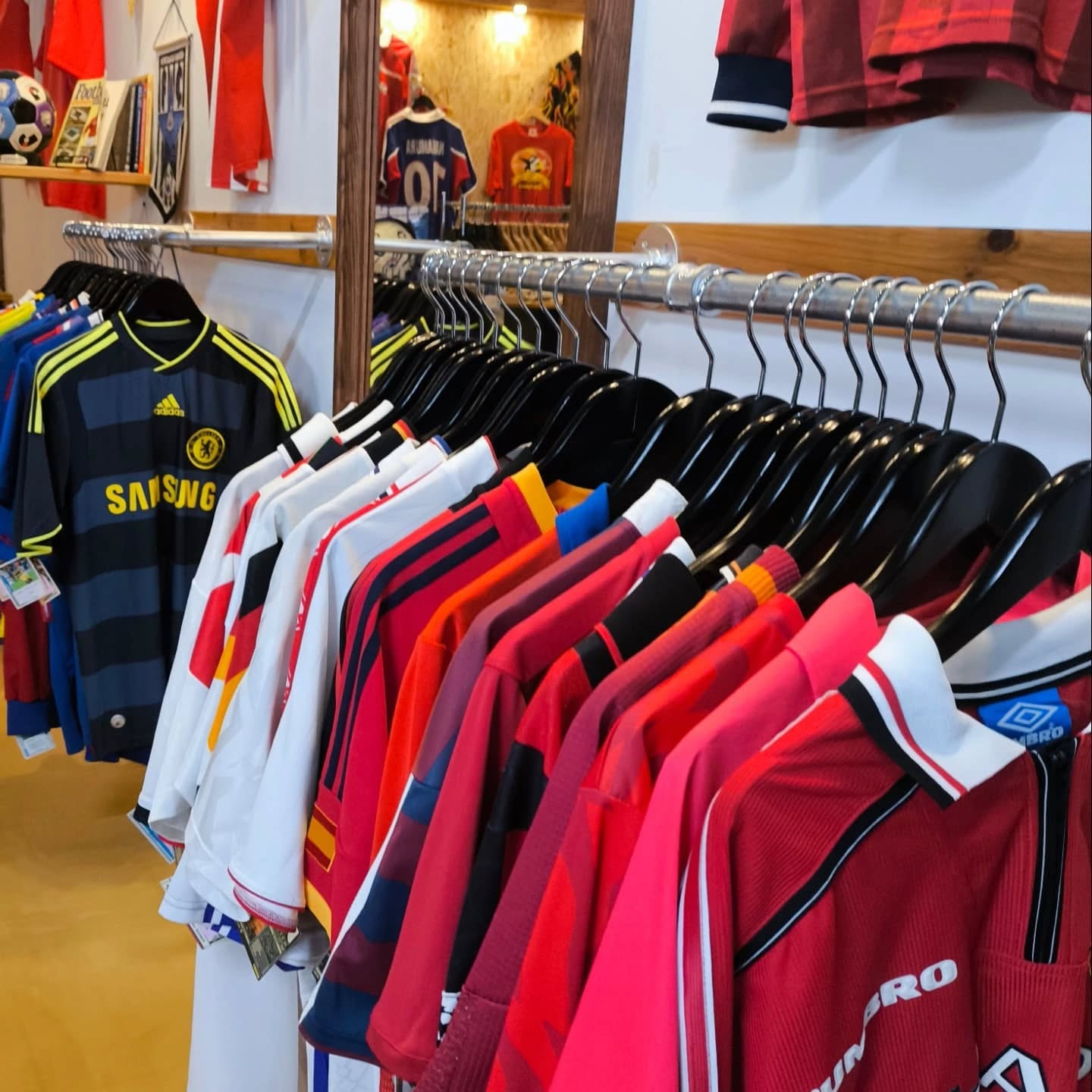 当店は愛知県で唯一ヴィンテージのサッカーユニフォームを取り扱...